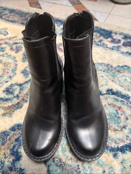 Steve Madden Shoes - EUC Steve Madden Black Chelsea Ankle Boots- size 7